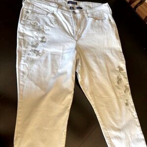 Bandolino Lisbeth Beige Floral Embroidered Capri Jean 14 Feminine Stretch